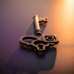 Llave antigua de bronce con diseño de logo de Instagram