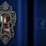Llave antigua en cortina azul con logo de Facebook bordado
