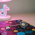 Llave decorada sobre cuaderno temático de TikTok en escritorio