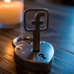 Llave moderna con forma de logo de Facebook en candado antiguo