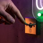 Mano apagando interruptor vintage junto a logo de Instagram minimalista