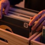 Manos buscando discos de vinilo con logo de Instagram visible