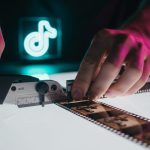Manos midiendo y cortando película de celuloide en estudio