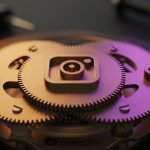 Mecanismo de reloj con engranajes de latón y logo de Instagram