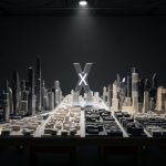Modelo arquitectónico detallado de una ciudad futurista con torre X