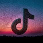 Nube de estorninos formando el logo de TikTok en el cielo