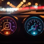 Panel de instrumentos de coche antiguo con medidores de Instagram y TikTok
