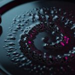 Patrones cymáticos en líquido oscuro con logo de TikTok visible