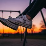 Piernas en zapatillas vintage con logo de cámara de Instagram