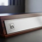 Placa de escritorio minimalista con logo de LinkedIn grabado