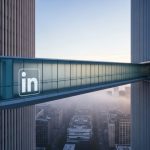 Puente peatonal moderno de concreto blanco con logo de LinkedIn