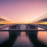 Puentes modernos de concreto y vidrio con logo de Instagram