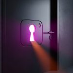 Puerta futurista negra mate con llavero en forma de cámara Instagram