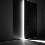Puerta metálica negra con logo
