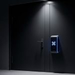 Puerta negra moderna con cerradura electrónica y lector en forma de X
