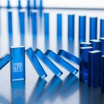 Reacción en cadena de dominós de vidrio azul con logo de LinkedIn