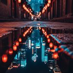 Reflejo en charco de un callejón chino con skyline de TikTok
