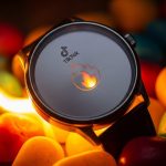 Reloj moderno con logo TikTok y motivo de fuego entre piedras
