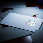 Tarjeta de visita blanca con logo de LinkedIn en relieve plateado
