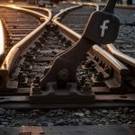 Travesías de tren oxidadas con logo sutil de Facebook visible