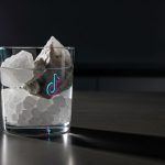 Vaso de agua con cristales de sal sobre encimera moderna