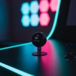 Cabinete de arcade moderno con joystick negro y logo de TikTok