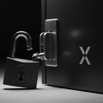 Candado de alta seguridad roto en caja negra con logo X