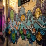 Mural de graffiti vibrante en pared de ladrillo con luz dorada