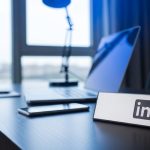 Placa de escritorio metálica con logo LinkedIn en primer plano